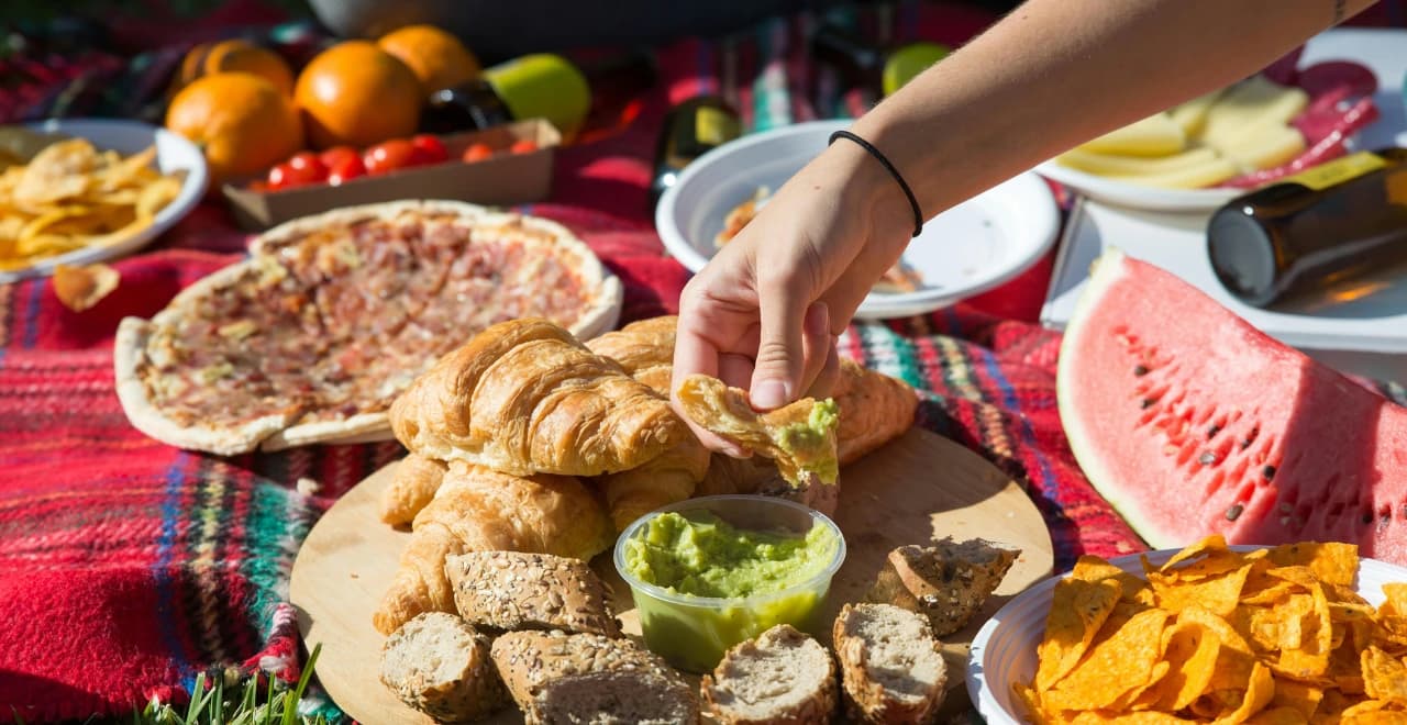 Bol de guacamole frais et crémeux accompagné de chips de tortilla colorées