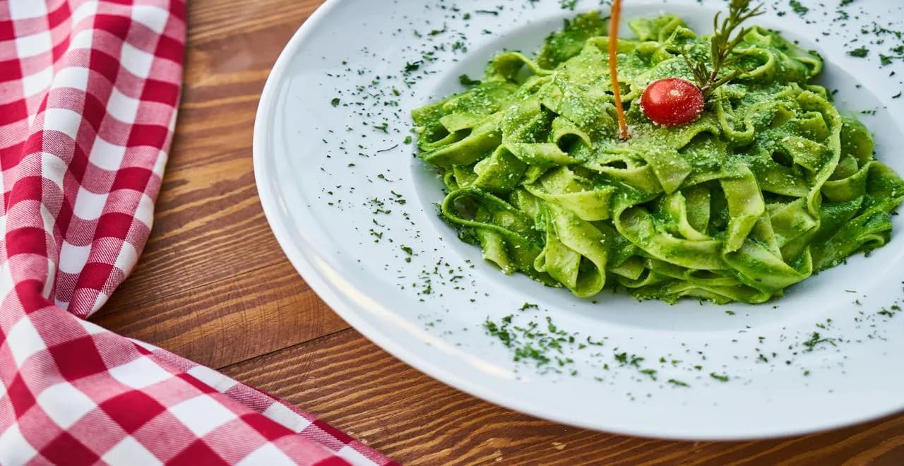 Pot de pesto à l'ail des ours frais avec des feuilles fraîches